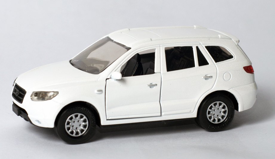 Модель Hyundai Santafe 1:32 18810 CM Toys